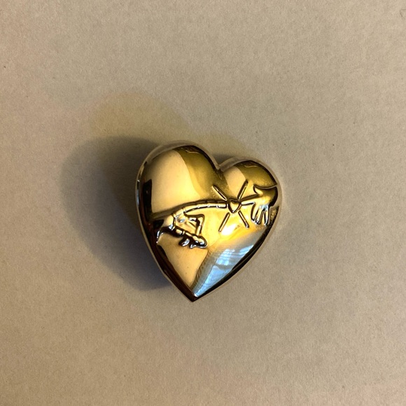 ET Movie Gold Colored Heart Pin - Picture 2 of 6